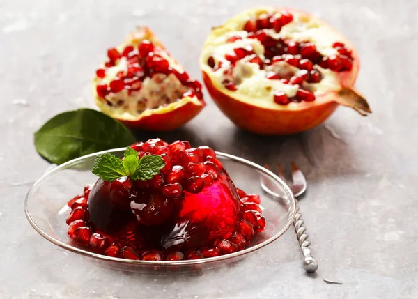 Berry jelly with fresh fruits - summer dessert — Stock Photo, Image