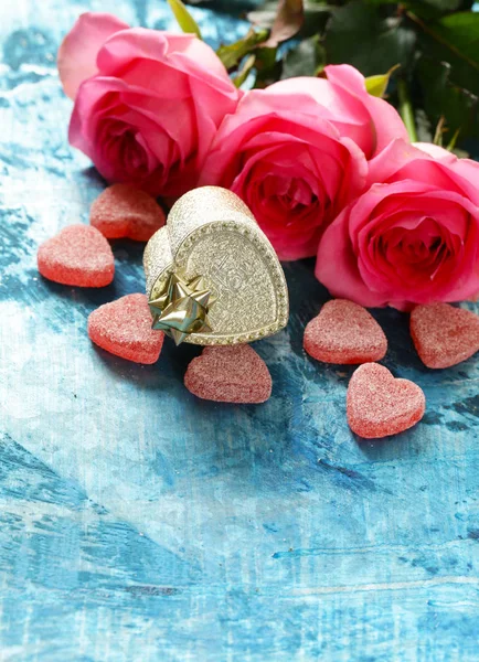 Růžové květy růží a candy pro Svátek Valentines srdce — Stock fotografie