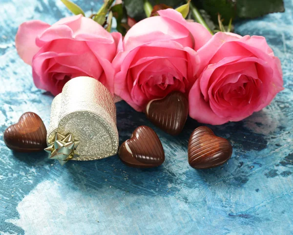 Flores rosadas de rosas y corazones de caramelo para San Valentín —  Fotos de Stock