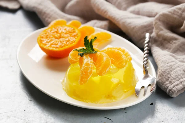 La jalea de bayas con las frutas frescas - el postre veraniego —  Fotos de Stock