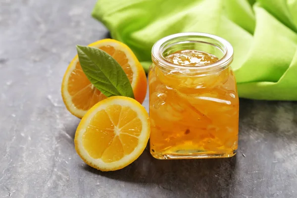 天然レモン ジャム、自家製の皮と缶詰食品 — ストック写真