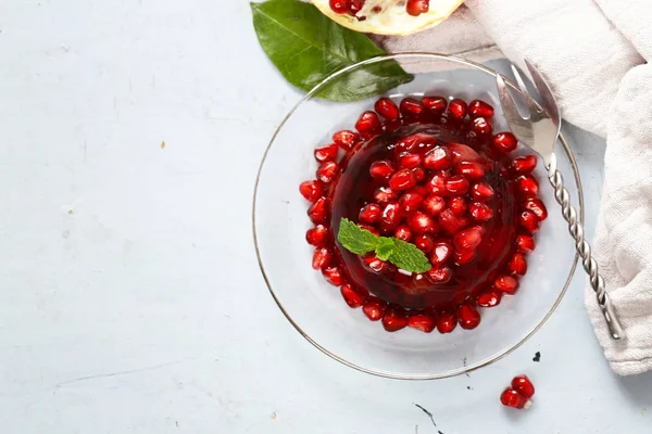 Gelatina di frutti di bosco con frutta fresca - dessert estivo — Foto Stock