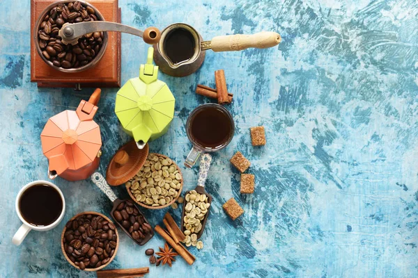 커피-녹색, 갈색 콩 및 향신료, 계 피, 아니 스의 정 — 스톡 사진