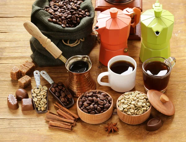 Still life of coffee - green and brown beans and spices, cinnamon and anise — Stock Photo, Image