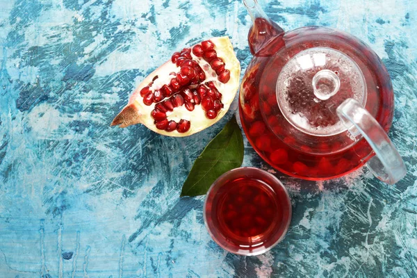 Fruit granaatappel thee in een theepot en kopje — Stockfoto