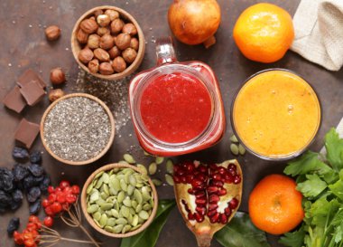 Natürmort süper gıda - smoothies, müsli, fındık, çilek, chia tohum