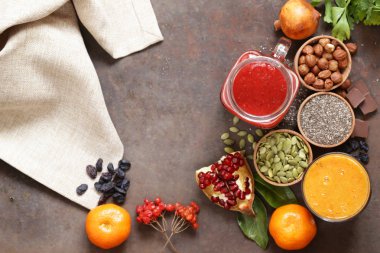 Natürmort süper gıda - smoothies, müsli, fındık, çilek, chia tohum