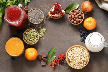 Natürmort süper gıda - smoothies, müsli, fındık, çilek, chia tohum