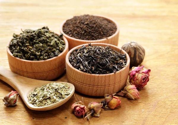 Diferentes tipos de té en un tazón de madera — Foto de Stock