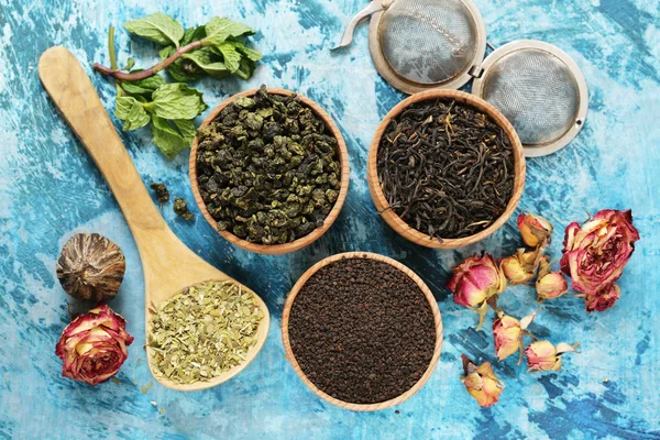 Different types of tea in a wooden bowl — Stock Photo, Image