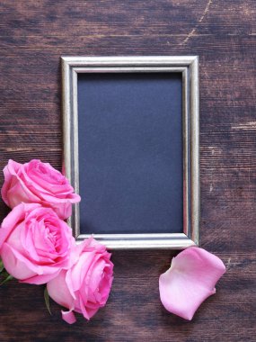 Pembe Gül çiçek, metin için çerçeve ve kalpleri Sevgililer tatil için