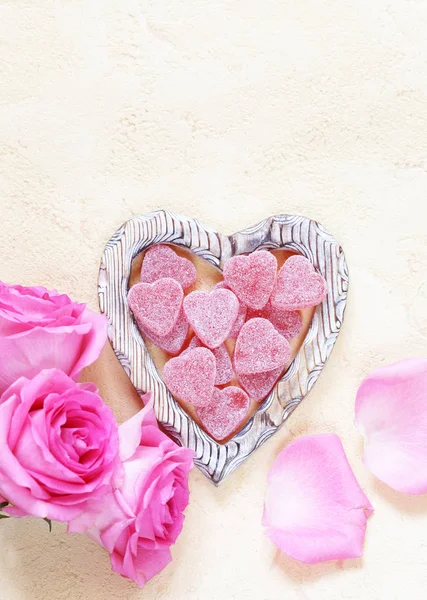 Rosa Rosenblüten, Rahmen für Text und Herzen für Valentinstag — Stockfoto