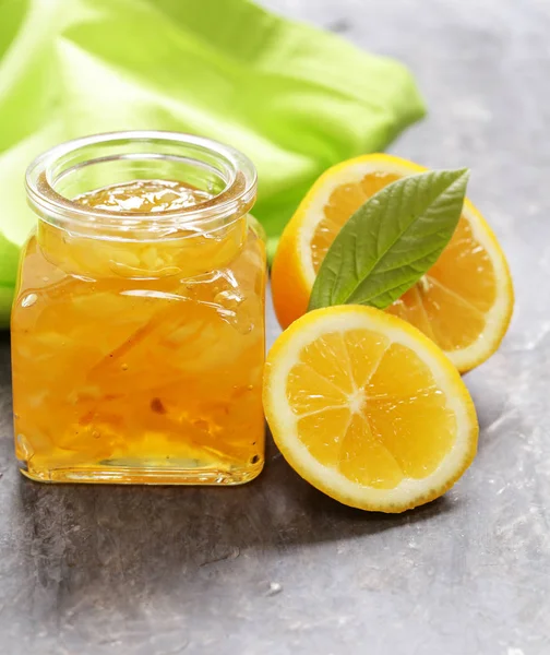 Přírodní citronová marmeláda s kůrou, domácí konzervované potraviny — Stock fotografie