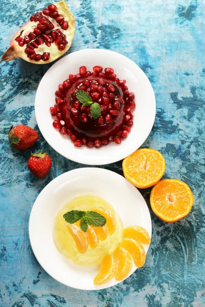 La jalea de bayas con las frutas frescas - el postre veraniego — Foto de Stock