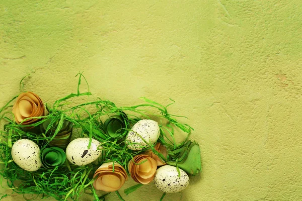 Arka plan Paskalya sembolleri, yumurta, kelebekler, çiçekler ile — Stok fotoğraf