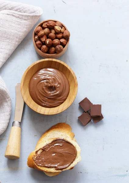 Πάστα σοκολάτας εξαπλωθεί με φουντούκια και ψωμί για πρωινό — Φωτογραφία Αρχείου