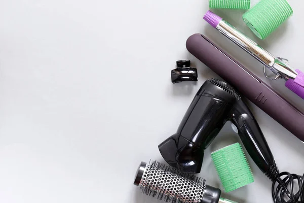Ställa in verktyg frisörer - hårtork, locktång, kam — Stockfoto