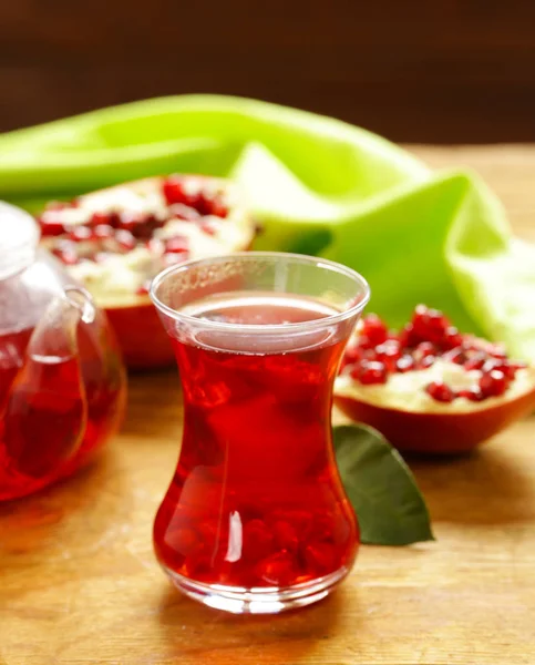 Té de granada de fruta en una tetera y taza — Foto de Stock