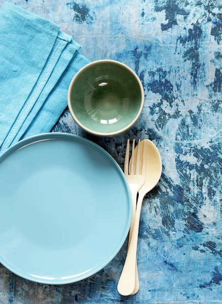 Blaue Tischdekoration - Teller, Besteck und Schüssel — Stockfoto