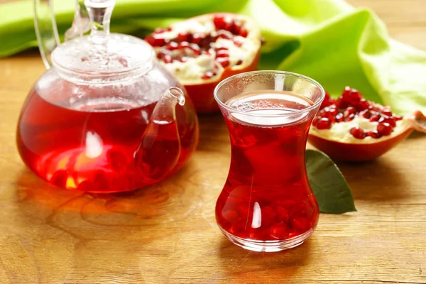 Té de granada de fruta en una tetera y taza — Foto de Stock