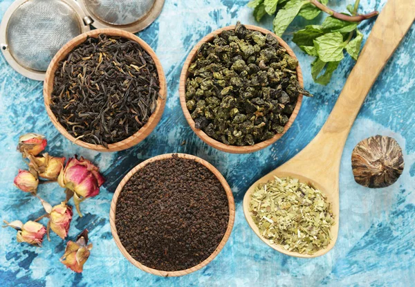 Different types of tea in a wooden bowl — Stock Photo, Image