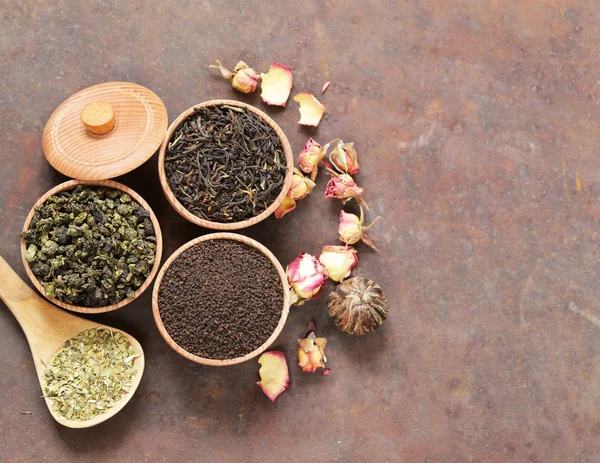 Различные сорта чая в деревянной чашке — стоковое фото
