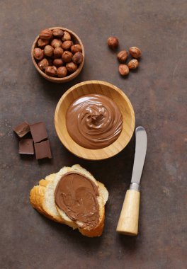 Çikolatalı hamur fındık ve ekmek ile kahvaltıda yaymak