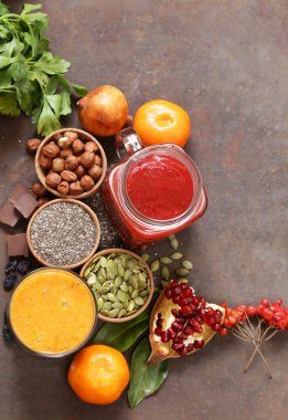 Natürmort süper gıda - smoothies, müsli, fındık, çilek, chia tohum