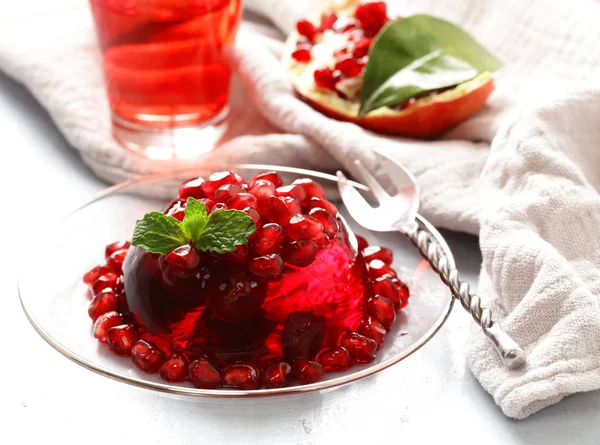 Gelatina di frutti di bosco con frutta fresca - dessert estivo — Foto Stock