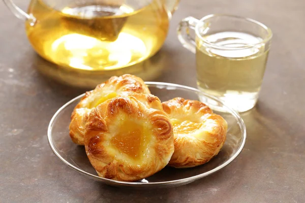 Scones caseiros com frutas para o café da manhã — Fotografia de Stock