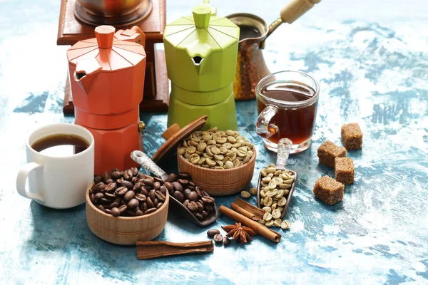 コーヒー - 緑と茶色の豆、スパイス、シナモン、アニスの静物 — ストック写真