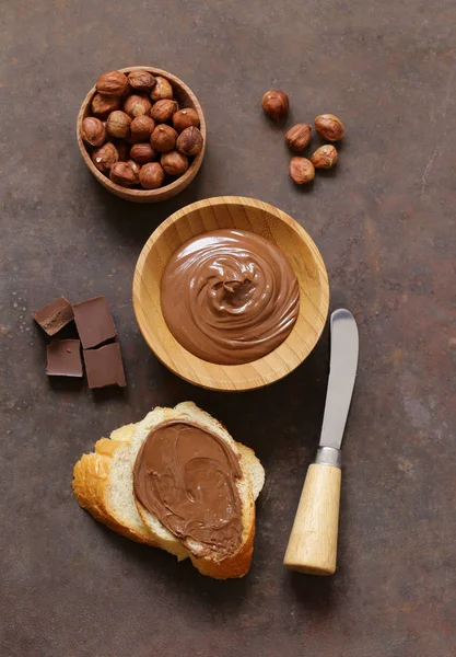 Çikolatalı hamur fındık ve ekmek ile kahvaltıda yaymak