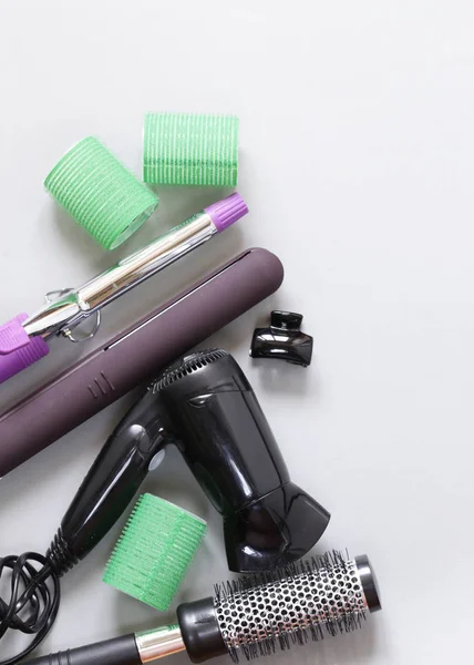 Ställa in verktyg frisörer - hårtork, locktång, kam — Stockfoto