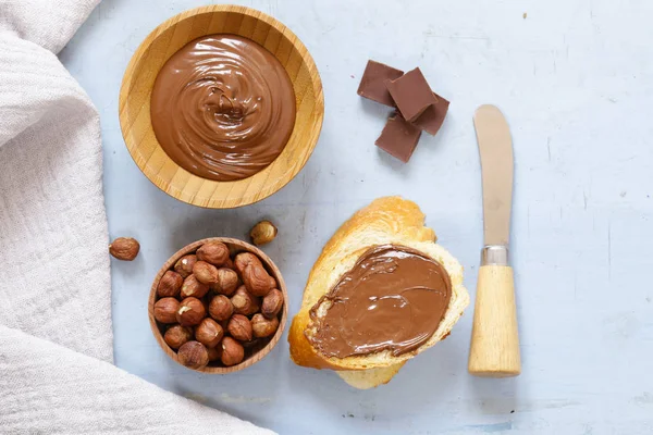 Coklat pasta menyebar dengan hazelnut dan roti untuk sarapan — Stok Foto