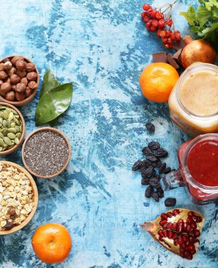 Natürmort süper gıda - smoothies, müsli, fındık, çilek, chia tohum