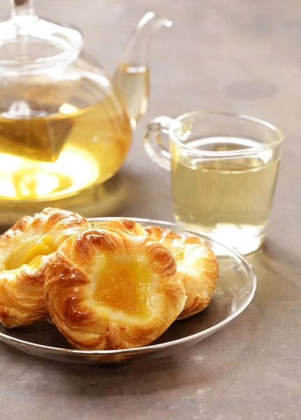 Focaccine fatte in casa con frutta a colazione — Foto Stock