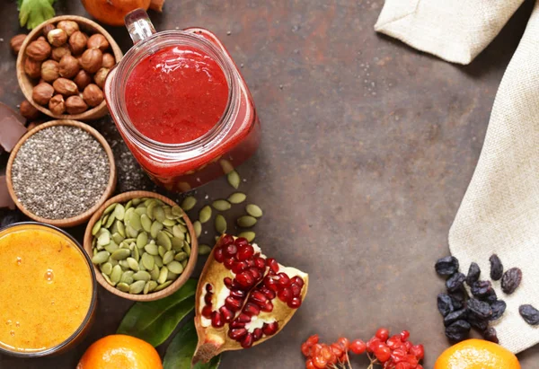 Bodegón súper comida - batidos, muesli, nueces, bayas, semillas de chía — Foto de Stock