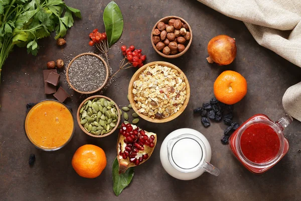 Natürmort süper gıda - smoothies, müsli, fındık, çilek, chia tohum