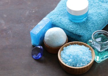 Spa konsept turkuaz - sabun, tuz, krem, havlu