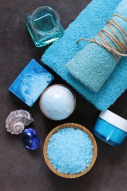Spa konsept turkuaz - sabun, tuz, krem, havlu