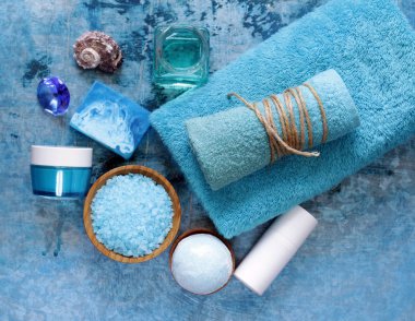 Spa konsept turkuaz - sabun, tuz, krem, havlu
