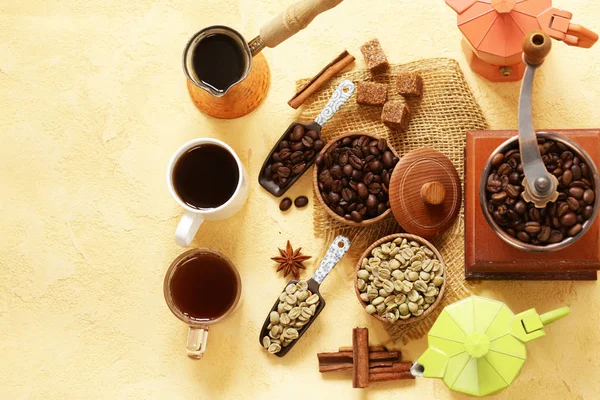 コーヒー - 緑と茶色の豆、スパイス、シナモン、アニスの静物 — ストック写真
