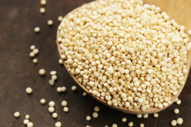 Doğal organik tahıl quinoa bir tahta kaşık