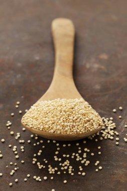 Doğal organik tahıl quinoa bir tahta kaşık