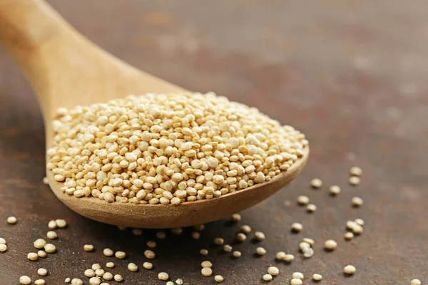 Natürliche Bio-Getreide-Quinoa in einem Holzlöffel — Stockfoto