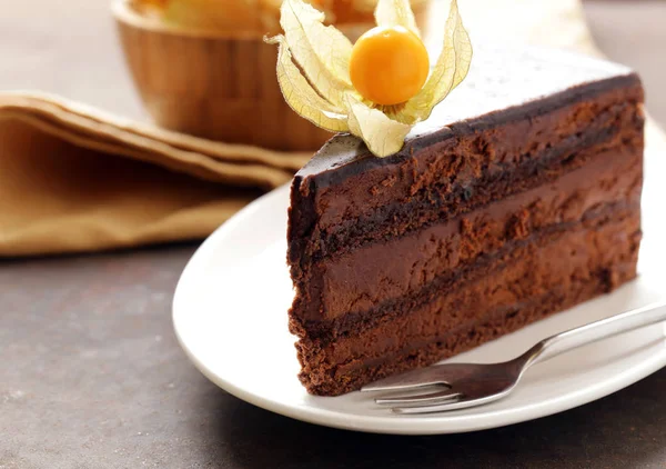 Deser bardzo czekoladowe ciasto na białym talerzu — Zdjęcie stockowe