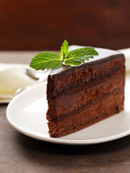 Postres súper pastel de chocolate en un plato blanco — Foto de Stock