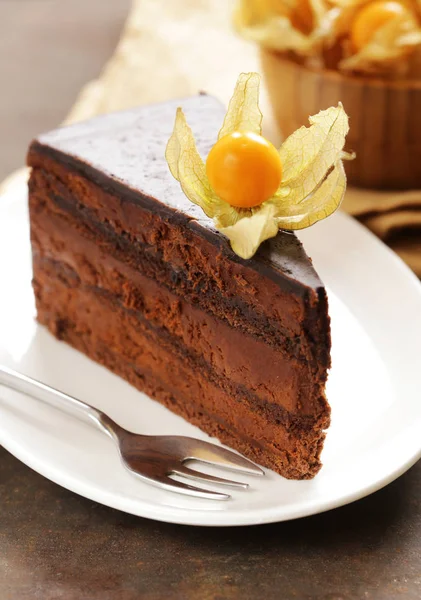 Dessert super choklad kaka på en vit platta — Stockfoto