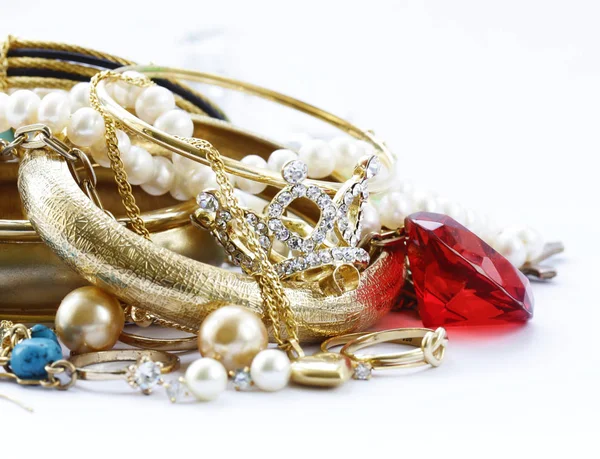 Goldschmuck und Perlen, Armbänder und Ketten — Stockfoto