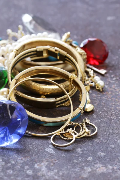 Goldschmuck und Perlen, Armbänder und Ketten — Stockfoto